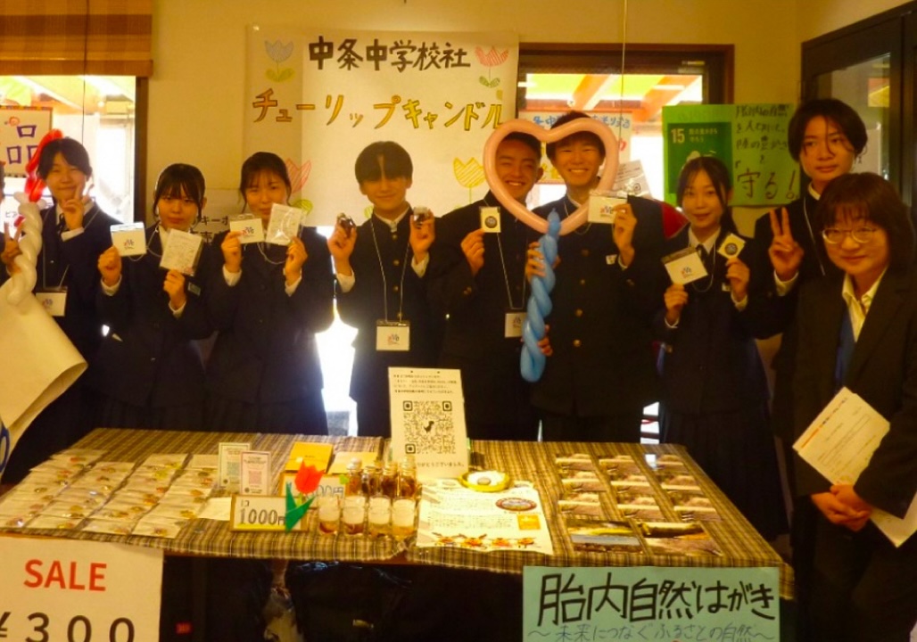 写真：体操服を着た小学生達が野原で虫取りをしている様子